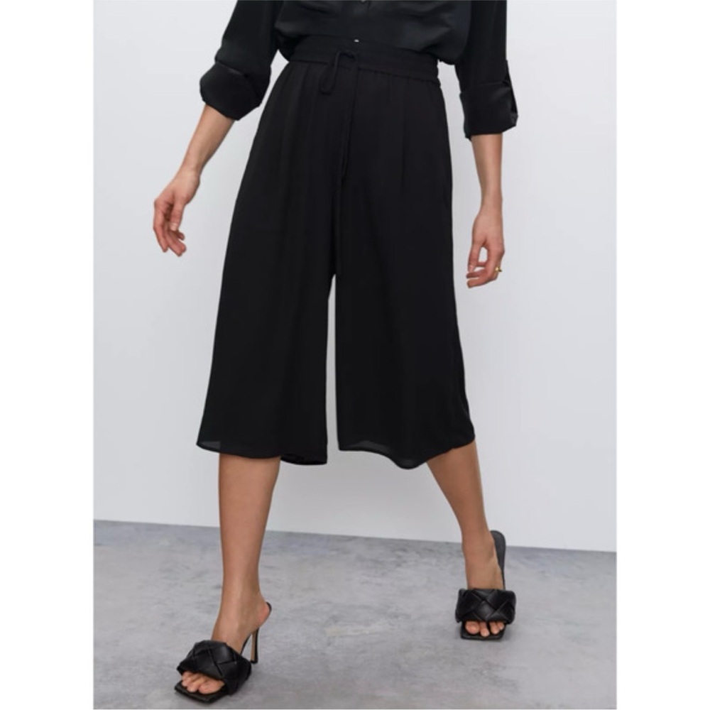 Aritzia Babaton Luiz pants cropped flowy pants in size medium, black